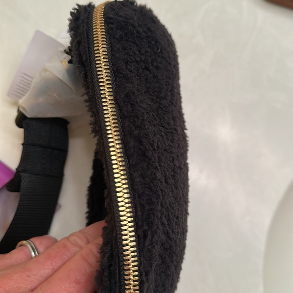 COPY - Lululemon Everywhere belt bag black fleece. - Picture 4 of 4